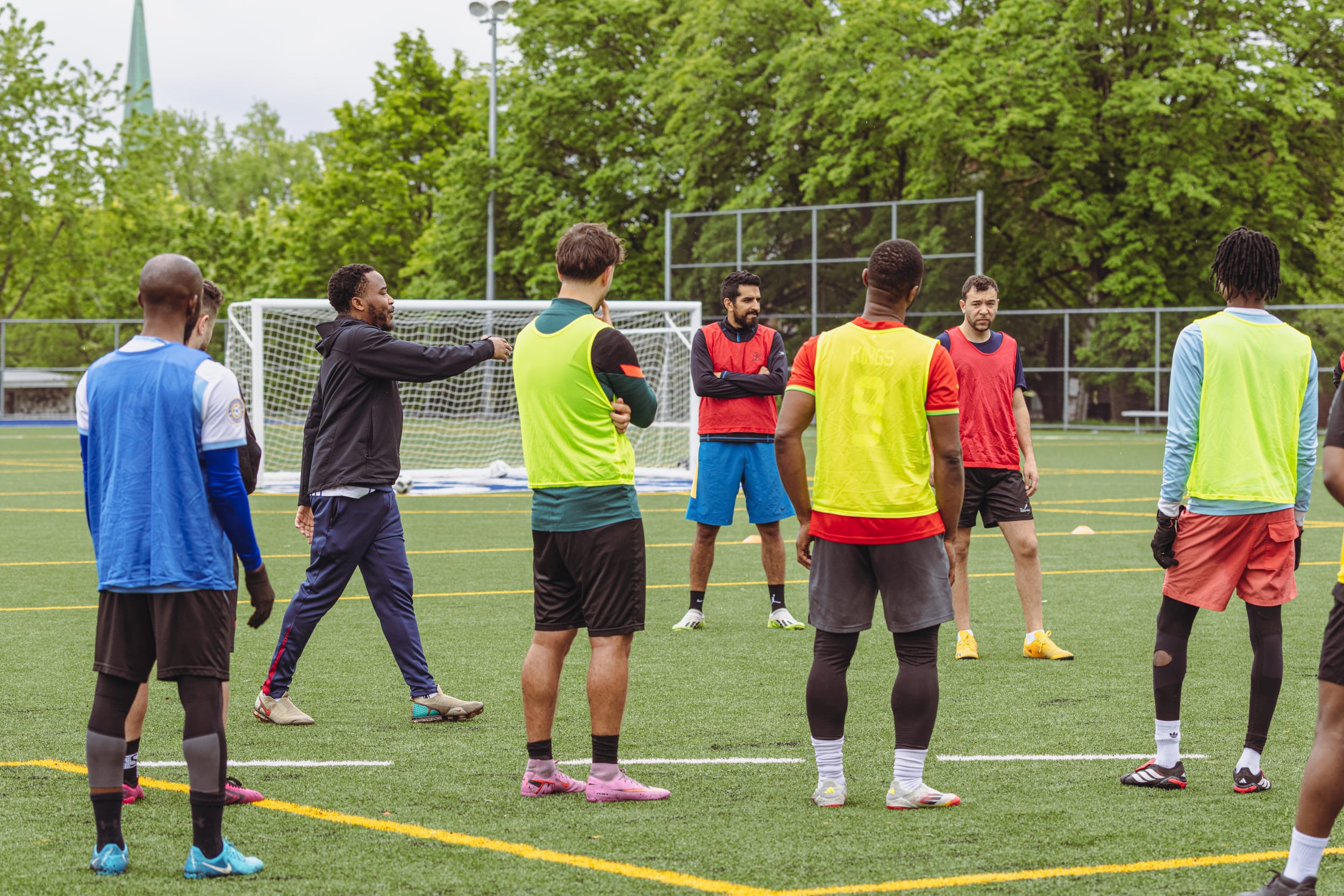Joueurs de soccer du ES Montréal FC à l'entraînement